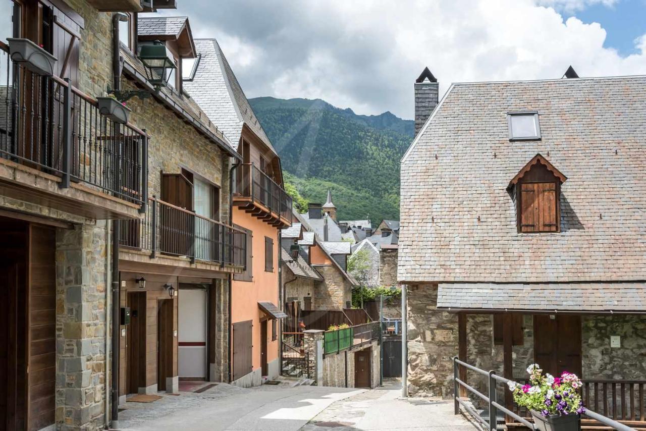 Casa Artiga De Lin By Seamount Rentals Les Bordes Exterior foto